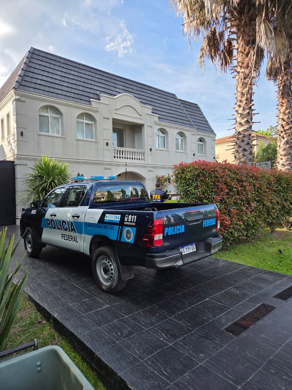 La mansión allanada por la PFA