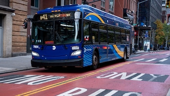 Nueva York amplía la red de cámaras que multan en carriles de autobuses: la MTA intensifica sus medidas