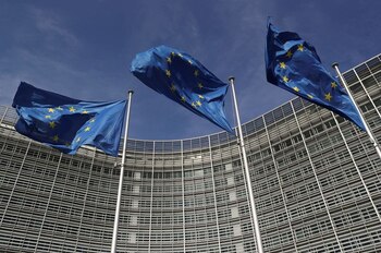 FOTO DE ARCHIVO: Las banderas de la Unión Europea ondean frente a la sede de la Comisión Europea en Bruselas, Bélgica, el 24 de marzo de 2021. REUTERS/Yves Herman