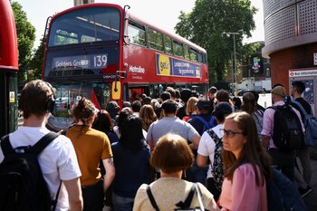 Los pasajeros hacen cola para