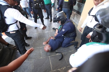 Una persona fue presuntamente agredida por intentar cruzar el Portal de las Panaderas al finalizar la marcha. (Cortesía: Prensa Comunitaria)