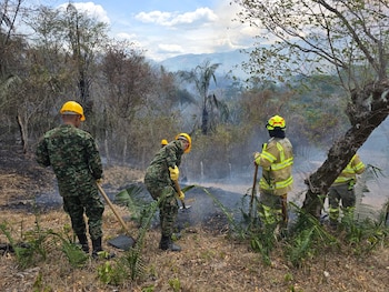 La respuesta a los incendios forestales combina operaciones terrestres y apoyo aéreo para proteger a la población, los ecosistemas y las áreas vulnerables - crédito prensa Fuerzas Militares
