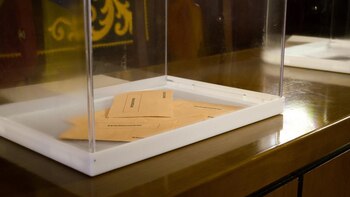 Urna con sobres. Imagen de