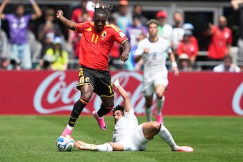 O belga Jeremy Doku luta pela bola contra o egípcio Marawan Attia, no Grupo G da Copa do Mundo, segunda-feira, 15 de junho de 2026. Mas o nascimento de seu filho se tornou um marco em sua jornada (AP Photo/Lindsey Wasson)