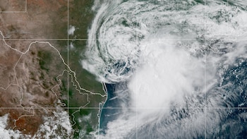 Onda tropical activa lluvias y tormentas eléctricas en gran parte de Honduras este domingo