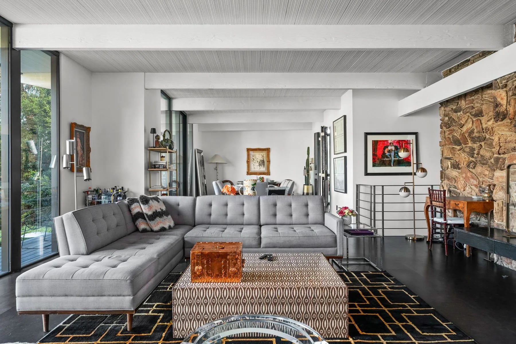 Las imágenes difundidas en los portales inmobiliarios muestran los espacios interiores y exteriores de la propiedad, reflejando el mantenimiento y las mejoras realizadas a lo largo de los años.