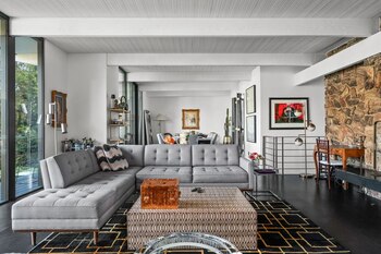 Las imágenes difundidas en los portales inmobiliarios muestran los espacios interiores y exteriores de la propiedad, reflejando el mantenimiento y las mejoras realizadas a lo largo de los años.