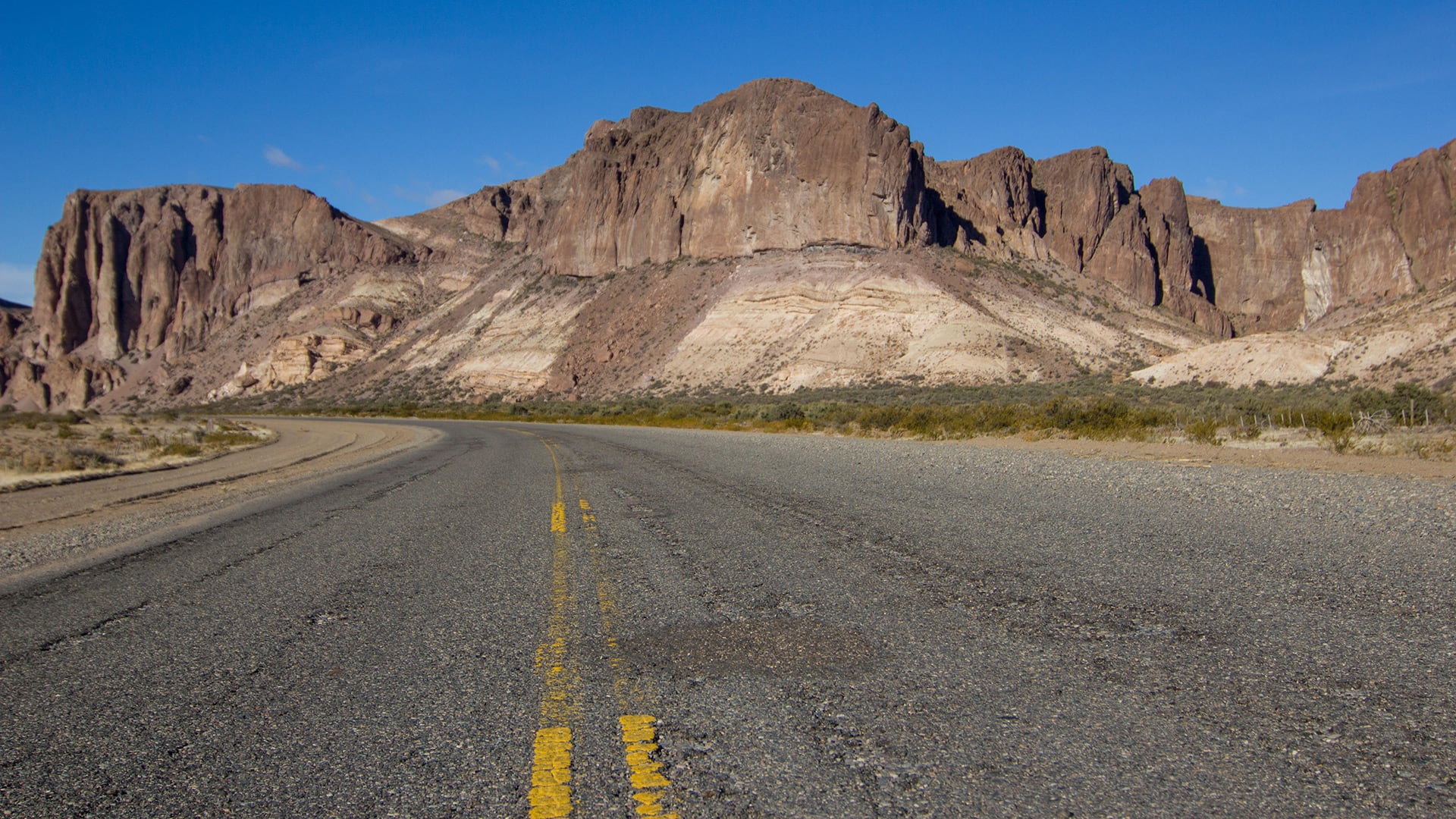 El libro “Valle Gondwana” destaca al Cañadón Carbón, sobre la Ruta Nacional 25, como sitio clave para observar las huellas de un antiguo evento volcánico en la región (Ignacio Escapa)