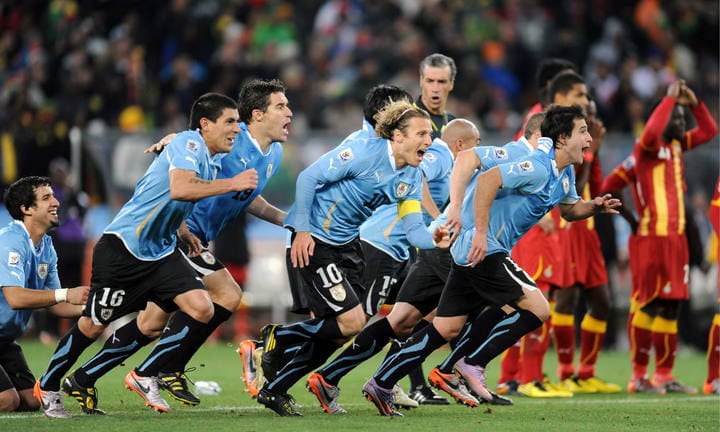 El partido entre Uruguay y Ghana por los cuartos de final del Mundial 2010 es considerado uno de los encuentros más emocionantes en la historia de la Copa del Mundo - crédito Georgi Licovski/EFE