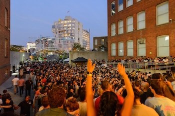 La serie Warm Up reúne música electrónica, propuestas experimentales y artistas internacionales durante seis noches de verano en Long Island City.