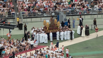 La Virgen de la Almudena y el Cristo de Medinaceli salen en procesión en el Santiago Bernabéu
