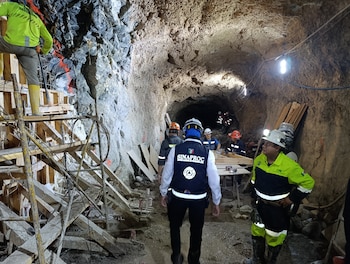 Instalación de cimbra en el interior de la mina. Crédito: CNPC
