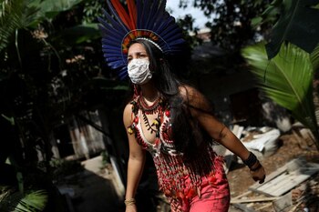 Samela Satere-Mawe, una estudiante de biología de 24 años y activista indígena camina cerca de su casa, que también es la sede de la Asociación de Mujeres Satere Mawe en el barrio de Compensa en Manaos, estado de Amazonas, Brasil. 2 de octubre de 2020. REUTERS/Bruno Kelly