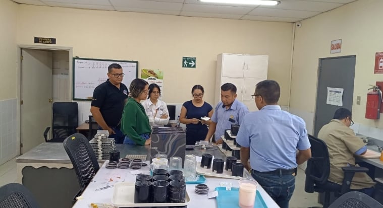 Funcionarios de ambos países durante la jornada de capacitación especializada para combatir la Moscamed. (Mida)