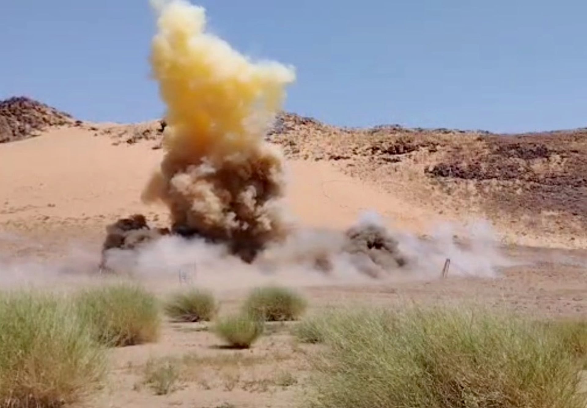 Una foto tomada de un video de una presunta prueba de una bomba química en un sitio desértico de Sudán; expertos dijeron a The Post que el vapor amarillo está asociado con el gas cloro (The Washington Post)