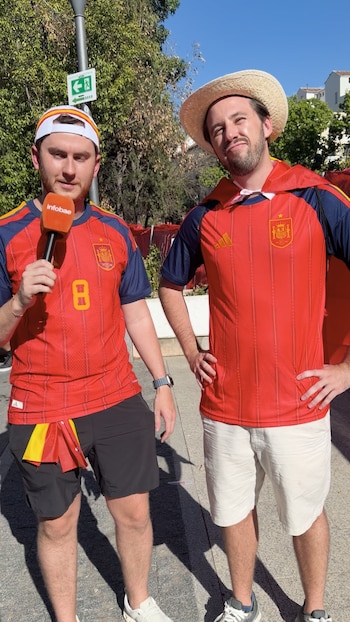 Aficionados en la Plaza de Colón antes de la final del Mundial 2026. (Paula Bastante)