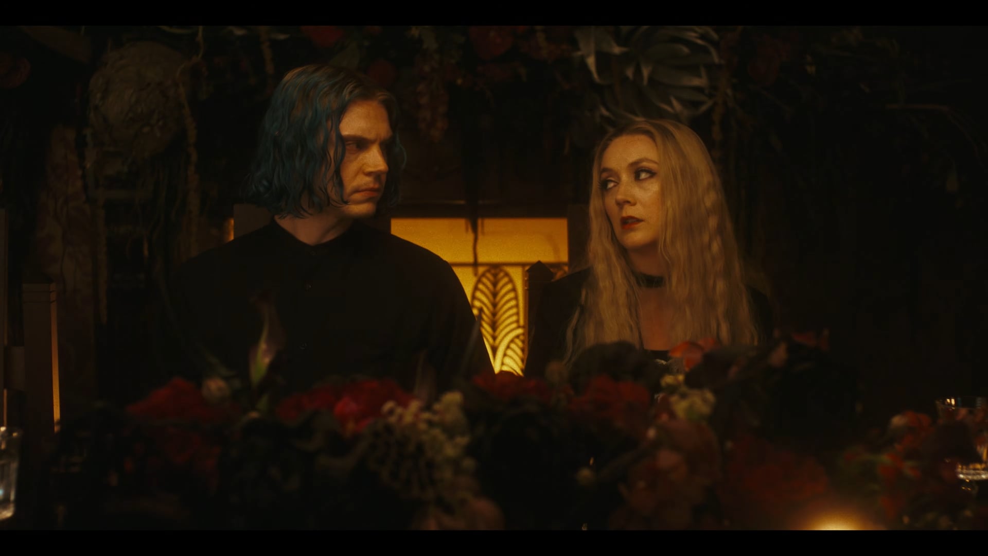 Evan Peters reaparece en