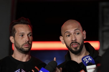 Os advogados de defesa de Andrew Tate e Tristan Tate dizem que ambos negam as acusações apresentadas contra eles no Reino Unido (Inquam Photos/Eduard Vinatoru via REUTERS)