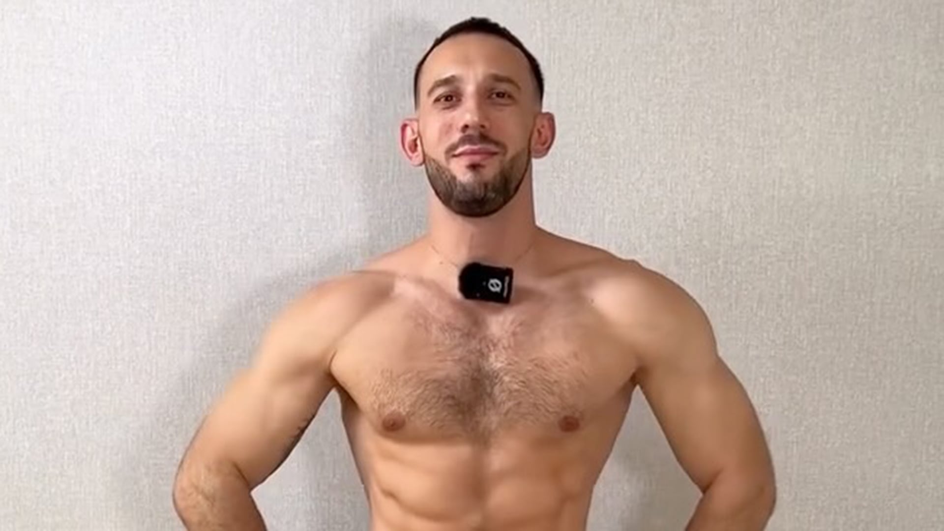 El entrenador de fitness Dmitry Nuyanzin falleció tras un reto extremo de atracones para promocionar un programa de pérdida de peso (@dmitryfit)