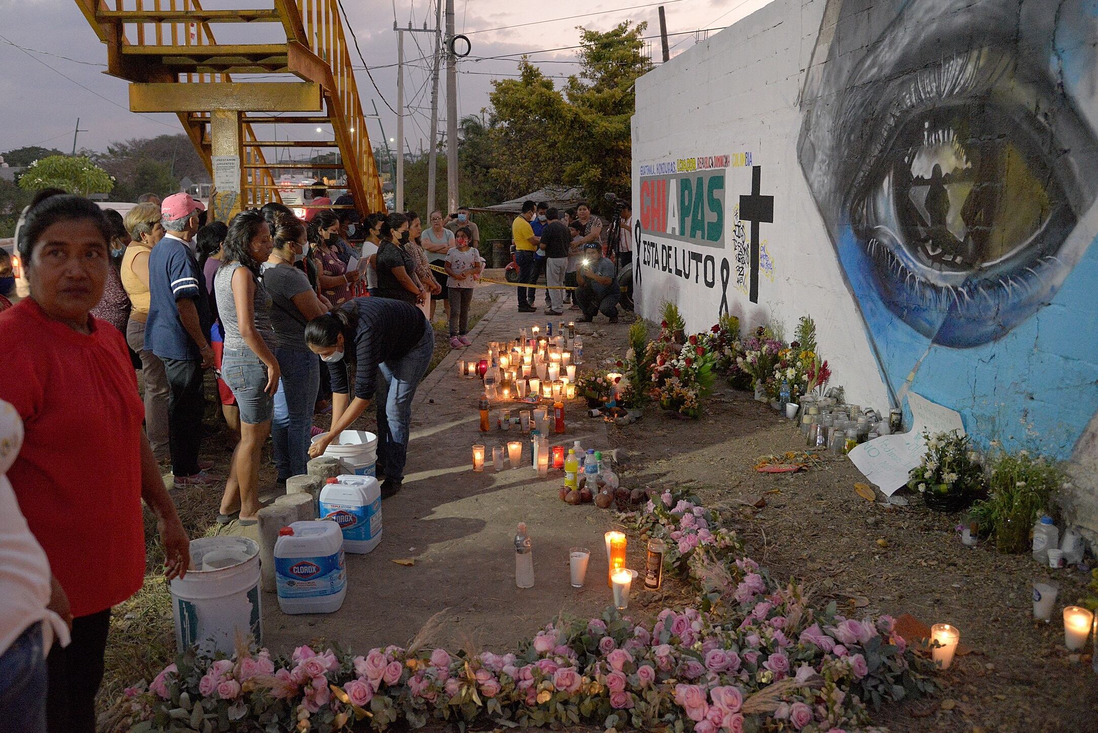 Grupo de personas colocan veladoras y flores en el lugar del accidente de un camión donde viajaban migrantes, en el municipio Chiapa de Corzo, estado de Chiapas. (México). EFE/Carlos López