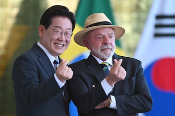 El presidente de Corea del Sur, Lee Jae-myung (i), posa junto a su homólogo de Brasil, Luiz Inácio Lula da Silva, tras una reunión bilateral este lunes, en Brasilia (Brasil)
EFE/ Andre Borges