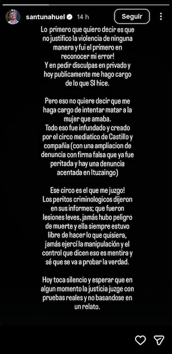 Una captura de pantalla de un post de Instagram con texto blanco sobre fondo negro, mostrando el perfil de Santiago Martínez con su foto sonriente