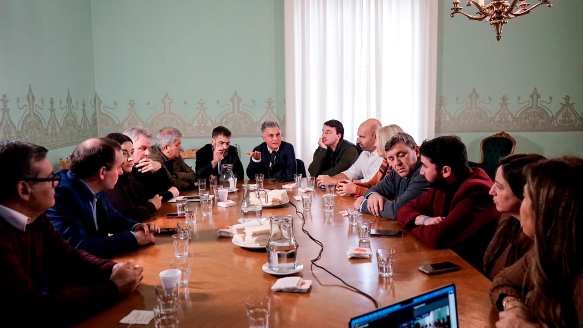 El bloque de diputados de La Libertad Avanza en PBA junto a Sebastián Pareja. Los libertarios rechazaron todas los proyectos referidos al sobreendeudamiento