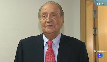 El rey Juan Carlos I tras someterse a una operación por su caída en Botsuana (RTVE)