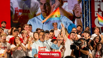 Sánchez lee un poema de Lorca en Granada y acusa a Feijóo y Abascal de plantear “una involución” con una “lista interminable de recortes”