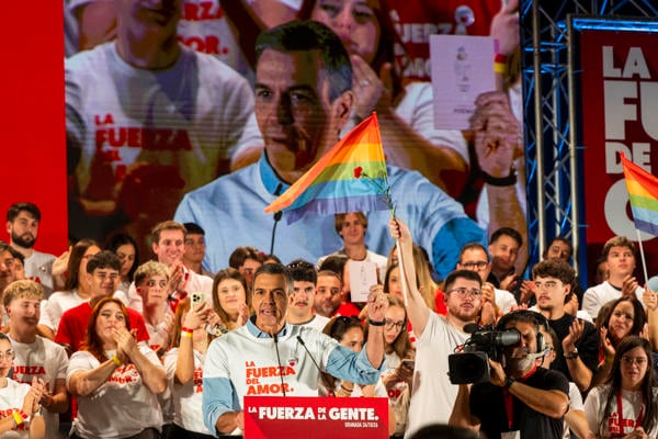 Sánchez lee un poema de Lorca en Granada y acusa a Feijóo y Abascal de plantear “una involución” con una “lista interminable de recortes”