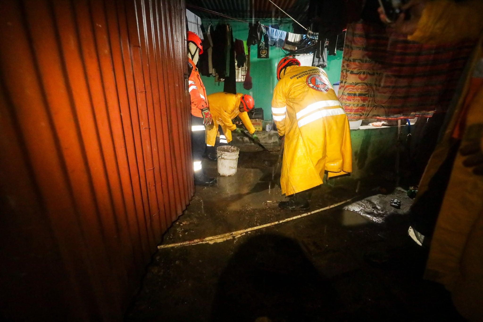 Los socorristas auxiliaron a una familia en la colonia San Francisco, en Cuscatancingo, después de que el agua ingresó a la vivienda y dejó lodo y desechos. (Foto cortesía Protección Civil)