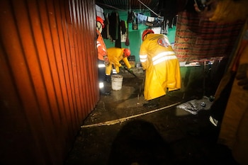 Los socorristas auxiliaron a una familia en la colonia San Francisco, en Cuscatancingo, después de que el agua ingresó a la vivienda y dejó lodo y desechos. (Foto cortesía Protección Civil)