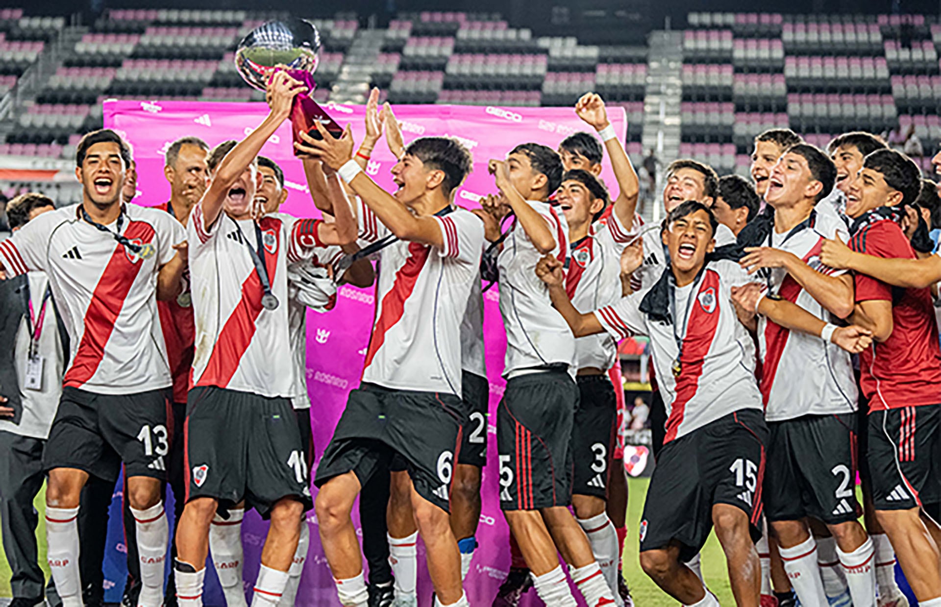 Las inferiores de River Plate vienen de coronarse en la Messi Cup (cariverplate.com.ar)