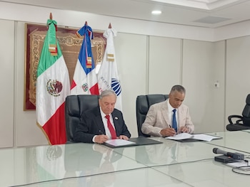 El embajador de México en República Dominicana, Carlos Miguel Aysa González, y el ministro de Energía y Minas, Joel Santos, firman el acuerdo de cooperación energética en Santo Domingo (Cortesía @EmbamexREPDOM).