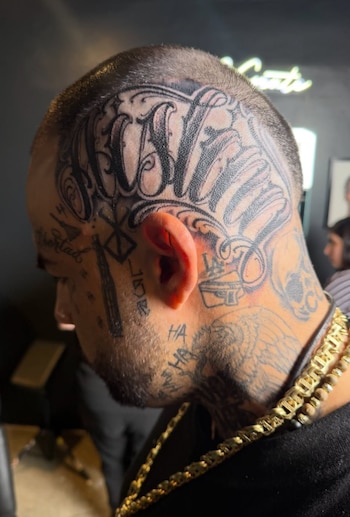 Emiliano Aguilar se tatúa el cuero cabello