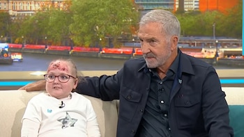 Tiene 14 años, tarda 5 horas en curar sus heridas y un jubilado caminó 161 kilómetros para visibilizar su enfermedad: Poppy y su lucha contra la piel de mariposa
