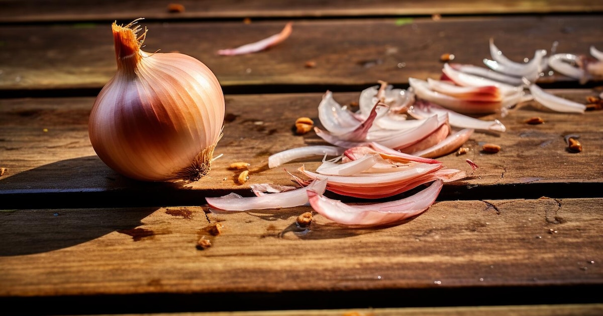 Cómo es el truco de la cebolla para limpiar la parrilla