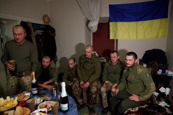 A pesar del desgaste bélico, el toque de queda, los apagones energéticos y los bombardeos rusos que siguieron sacudiendo la capital Kiev en Nochevieja y Año Nuevo, algunos se mostraban determinados a festejar la noche. (REUTERS)