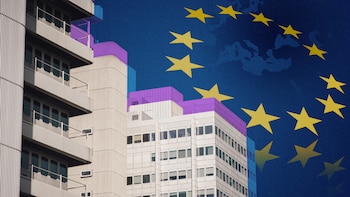 Composición fotográfica de un edificio con en fondo de la Unión Europea