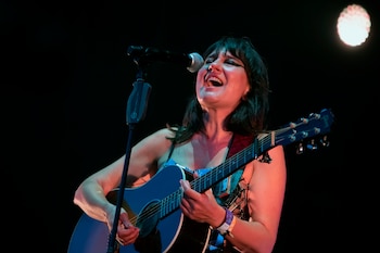 La cantante Eva Amaral durante una actuación. (Marta Pérez/EFE)