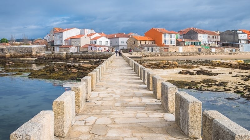 El pueblo donde mejor se come de la costa de Galicia, famoso por su albariño y su marisco: “Rodeado de montes y con un casco histórico declarado Bien de Interés Cultural”