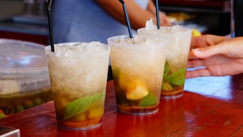 Cómo hacer el mojito perfecto: el cóctel más fácil para preparar en casa, a base de ron, menta y lima