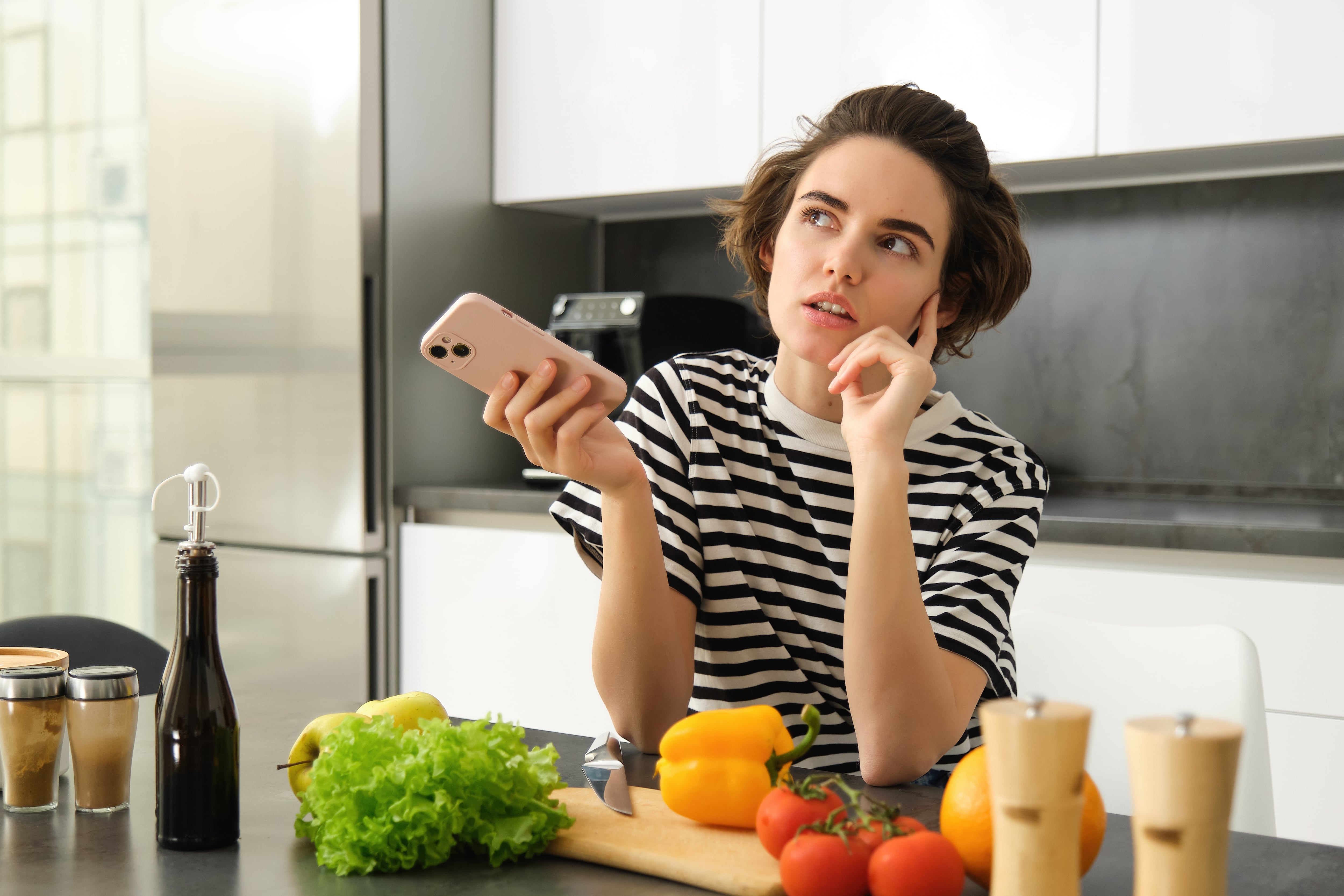 Los mensajes contradictorios sobre alimentación en redes sociales y centros de salud generan confusión sobre qué comer y dificultan hábitos sanos (Freepik)