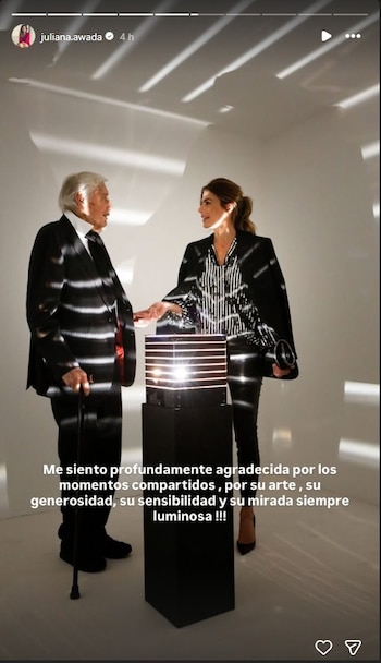 Juliana Awada y Julio Le Parc de pie en una sala blanca, con luz proyectada formando rayas sobre ellos y sobre un cubo artístico luminoso entre ambos