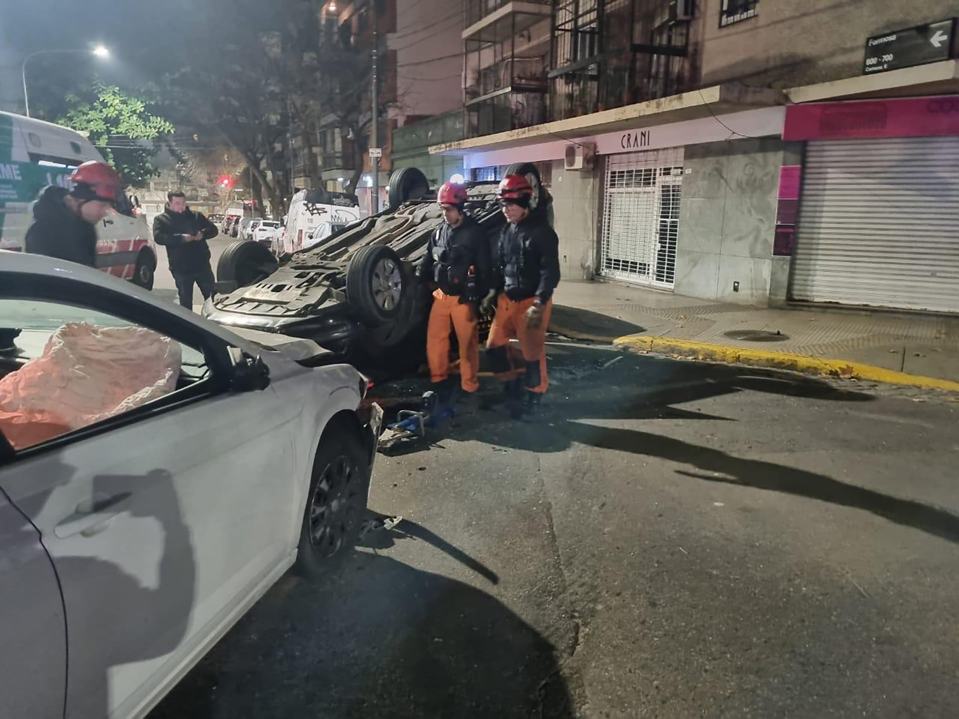 Bomberos y personal del SAME trabajaron en el lugar.