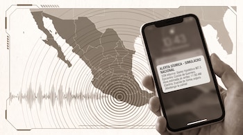 Mano que sostiene un teléfono con un mensaje de alerta sísmica sobre un mapa de México con ondas concéntricas y un sismograma.
