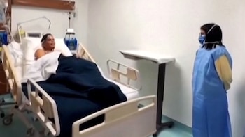 Delcy Rodríguez visitó a Hernán Gil, el guardia de seguridad que fue rescatado tras una semana bajo los escombros