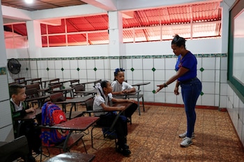 La maestra Zulimar Marcano habla con sus alumnos mientras regresan a clase por primera vez desde el terremoto en la escuela Congreso de Angostura en La Guaira, Venezuela, el lunes 14 de septiembre de 2026. (AP Foto/Ariana Cubillos)