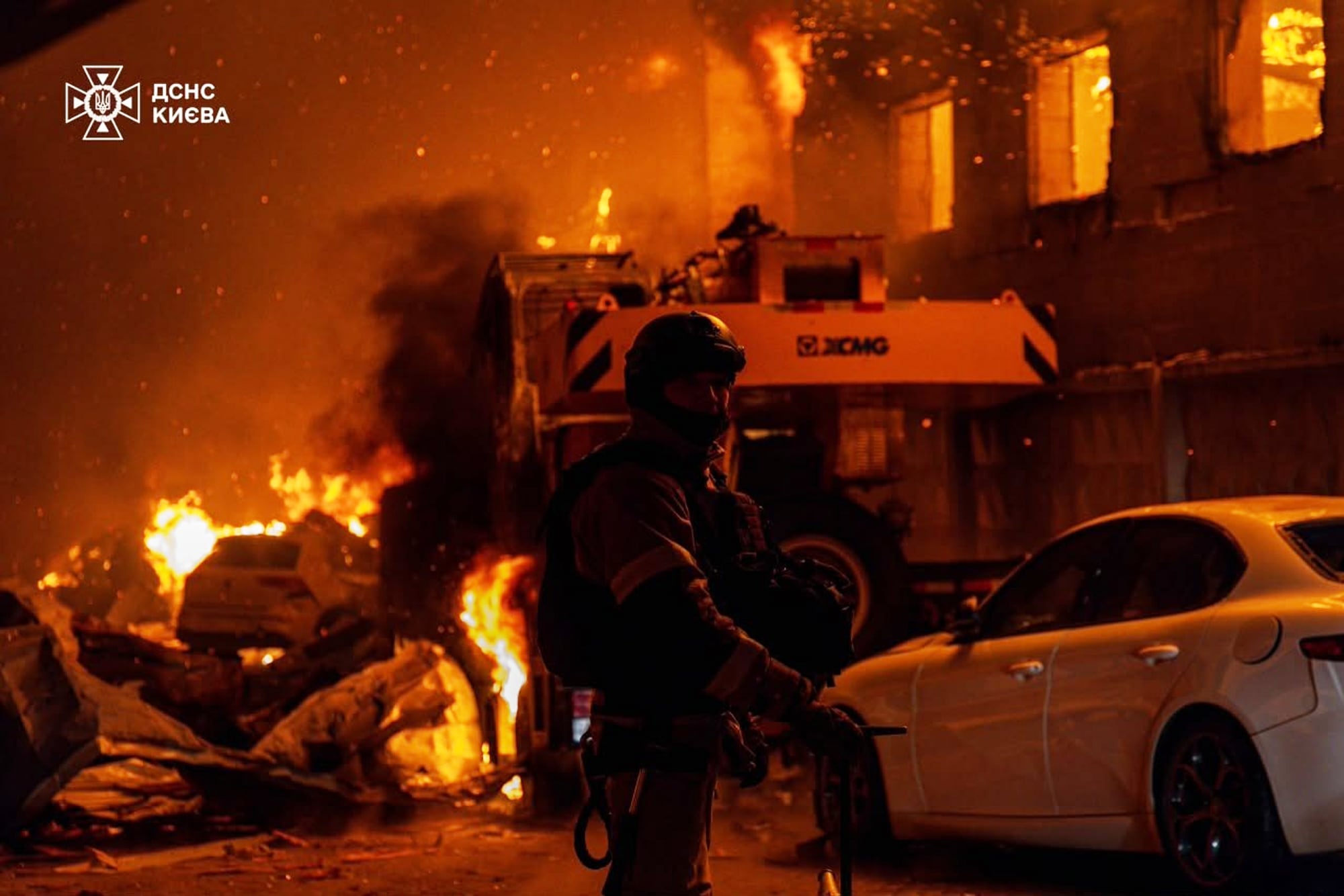 Personal del departamento de bomberos trata de extinguir un incendio tras un ataque aéreo ruso, en Kiev, Ucrania, el 8 de julio de 2026 (Servicio de Emergencias de Ucrania vía AP/Archivo)