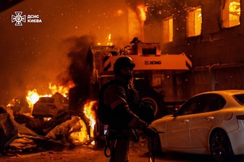 En esta imagen, distribuida por el Servicio de Emergencias de Ucrania, personal del departamente trata de extinguir un incendio tras un ataque aéreo ruso, en Kiev, Ucrania, el 8 de julio de 2026. (Servicio de Emergencias de Ucrania vía AP)
